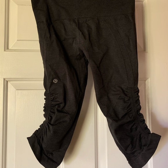 Lululemon cropped leggings - size 2 or 4 - Picture 2 of 3